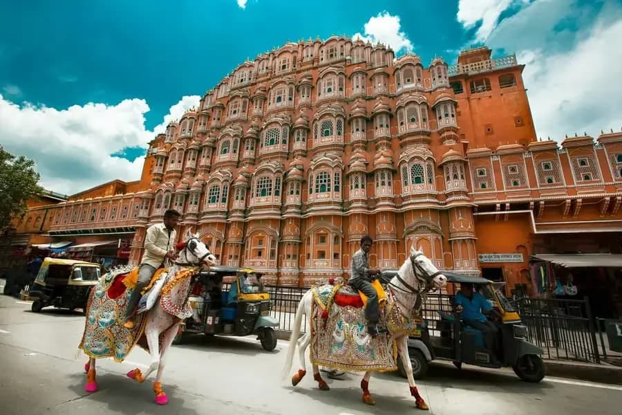 Hawa Mahal en Jaipur con caballos enjaezados en primer plano