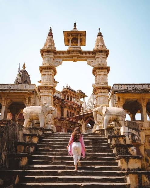 Mujer subiendo las escaleras de un templo en Jaipur, Rajastán